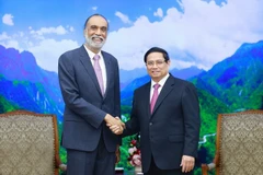 Le Premier ministre Pham Minh Chinh (droite) et Amandeep Singh Gill, secrétaire général adjoint pour les technologies numériques et émergentes et aussi envoyé du secrétaire général des Nations Unies pour la Technologie. Photo : VNA