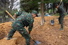L'équipe K53 (Commandement militaire provincial de Quang Ngai) mène des fouilles et des explorations à plusieurs endroits potentiellement liés à une fosse commune de soldats tombés au combat, le long de la rue Truong Chinh, dans les quartiers de Dak Cam et Kon Tum. Photo : VNA