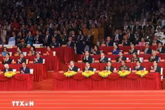 Les hauts dirigeants vietnamiens et des amis internationaux à la célébration des 50 ans de la réunification nationale. - VNA