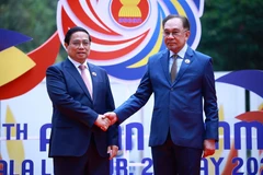 Le Premier ministre malaisien Anwar Ibrahim accueille le Premier ministre Pham Minh Chinh (gauche). Photo : VNA