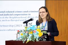 Un délégué étranger prend la parole lors du Colloque international sur le droit pénal transnational dans la région Asie – Pacifique. Photo : VNA