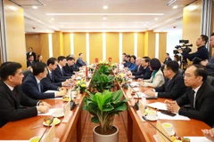 La séance de travail entre le ministre Tran Hong Minh et le président de la Région autonome Zhuang du Guangxi (Chine), Wei Tao. Photo : VNA