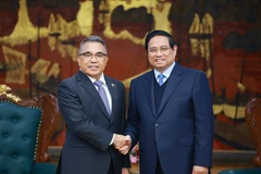 Le Premier ministre Pham Minh Chinh reçoit à Hanoï l’ambassadeur sortant des Philippines au Vietnam, Meynardo Los Banos Montealegre. Photo : VNA