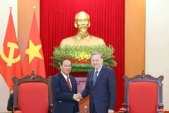 Le secrétaire général du Parti communiste du Vietnam, Tô Lâm serre la main du vice-Premier ministre lao et ministre de la Sécurité publique Vilay Lakhamphong, à Hanoi, le 12 janvier. Photo: VNA