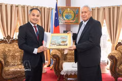 L’ambassadeur du Vietnam Phan Minh Giang (gauche) et le chef de l’État indépendant des Samoa, Tuimalealiifano Va’aletoa Sualauvi II, à Apia. Photo : VNA