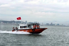 Un navire du Commandement militaire provincial de Quang Ninh patrouille dans la baie d'Ha Long. Photo : VNA