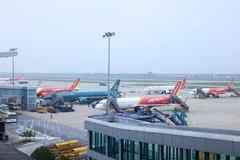 Des avions de compagnies aériennes telles que Vietnam Airlines, Vietjet Air et Sun Phu Quoc Airways opèrent à l'aéroport de Noi Bai. Photo : VNA