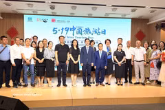 Des représentants des unités participantes au programme d'échange et de partage organisé à l'occasion de la Journée du tourisme chinois, le 19 mai, posent pour une photo souvenir. Photo : VNA