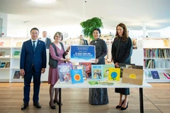 Mme Ngo Phong Ly (2e à droite) offre des livres à la Bibliothèque centrale Oodi. Photo : VNA