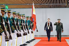 Le PM Le Minh Hung arrive aux Philippines pour le 48e Sommet de l’ASEAN
