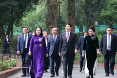 Le président de la République, Luong Cuong, a rendu hommage au Président Hô Chi Minh, le 13 février, à la Maison 67. Photo : VNA