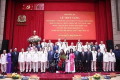 La cérémonie solennelle de remise à titre posthume du titre de Héros des Forces armées populaires pour le général Bui Thien Ngô. Photo : VNA