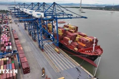 Chargement et déchargement de marchandises d'exportation au port international à conteneurs de Hai Phong, ville de Cat Hai, district de Cat Hai, Hai Phong. Photo : VNA