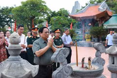 Le Premier ministre Pham Minh Chinh offre de l'encens au Temple dédié à l'Oncle Hô et aux martyrs de la province de Quang Tri. Photo : VNA