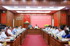 Le Premier ministre Pham Minh Chinh travaille avec la Permanence du Comité provincial de Quang Tri. Photo : VNA