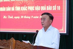 Le permanent du Secrétariat Tran Cam Tu, accompagné d’une délégation du Comité central du Parti à Ha Tinh. Photo : VNA