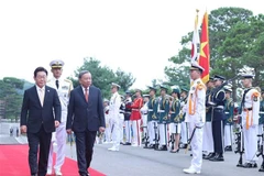 Le président sud-coréen Lee Jae Myung et le secrétaire général du Parti Tô Lâm (droite) passent en revue la garde d’honneur. Photo: VNA