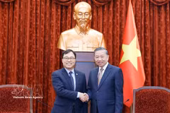 Le secrétaire général du Parti communiste du Vietnam et président de l’État, To Lam (droite) et l’ambassadeur sud-coréen, Choi Young Sam à Hanoï. Photo : VNA