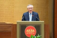 Le vice-Premier ministre permanent Nguyen Hoa Binh a présenté le rapport récapitulatif du mandat 2021-2026 du gouvernement. Photo : VNA