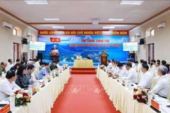 Le Premier ministre Pham Minh Chinh travaille samedi 3 mai avec la Permanence du Comité provincial du Parti de Ba Ria - Vung Tau. Photo : VNA