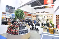 En raison de leurs avantages géographiques, le Guangxi et l’ASEAN ont un grand potentiel de coopération économique et commerciale. Sur la photo, un stand d'une entreprise vietnamienne à la 21e Exposition Chine-ASEAN (CAEXPO). Photo : VNA