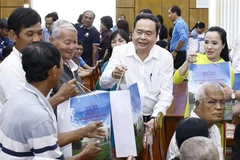 Le président de l'AN Tran Thanh Man offre des cadeaux aux démunis de Tra Vinh. Photo : VNA