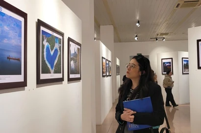L’exposition « Vietnam-Indonésie : À travers le prisme de l’amitié » présente 140 photographies, dont 70 œuvres de chaque pays. Photo : VNA
