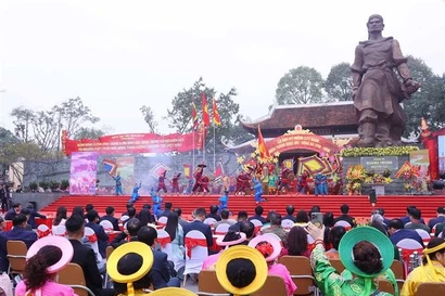 Les festivités, comprenant des spectacles culturels et des reconstitutions historiques, ont recréé l’atmosphère héroïque de cette campagne légendaire, attirant une foule nombreuse d’habitants et de visiteurs. Photo: VNA