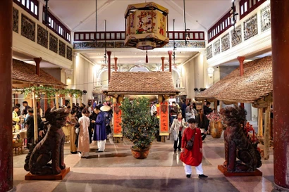 Ambiance du Têt au Centre culturel, 22 rue Hàng Buôm, Hanoï. Photo: VNA