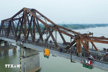 Des ouvriers de la Compagnie générale des chemins de fer du Vietnam effectuent des réparations d'urgence suite à un effondrement de la structure du pont Long Biên à Hanoi. Photo : VNA
