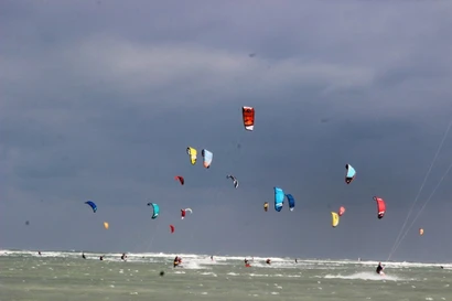 Kitesurf entre le ciel et la mer à Khanh Hoa. Photo : baovanhoa.vn
