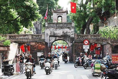 Cette initiative s’inscrit dans le cadre d'un projet visant à valoriser le patrimoine matériel, immatériel et numérique de la capitale à travers quatre parcours patrimoniaux, un système cartographique interactif, l’application H-Héritage et l’installation de QR-codes sur de nombreux sites historiques du centre de Hanoi. Photo : NDEL