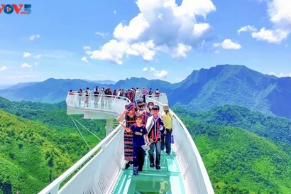 Le pont de verre Ngoc Rông, attraction emblématique de la zone écotouristique de la Porte céleste de Dông Giang. Photo: VOV