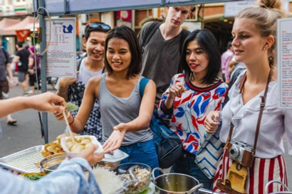 Les touristes vietnamiens et internationaux apprécient les expériences culinaires à travers les destinations. Photo : VietnamPlus