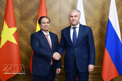 Le Premier ministre vietnamien Pham Minh Chinh (à gauche) rencontre le président de la Douma russe, Viatcheslav Volodine, à Moscou, le 24 mars. Photo : VNA