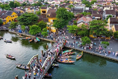 Hôi An, joyau du Centre du Vietnam inscrit à l'UNESCO, est célèbre pour sa vieille ville piétonne aux façades jaunes, ses lanternes colorées, son pont japonais et ses tailleurs sur-mesure. Photo : zingnews.vn