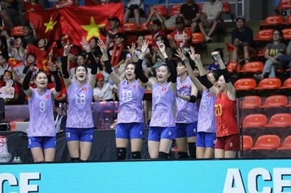L’équipe féminine vietnamienne de volley-ball remporte l'argent aux 33e Jeux d'Asie du Sud-Est. Photo: laodong.vn