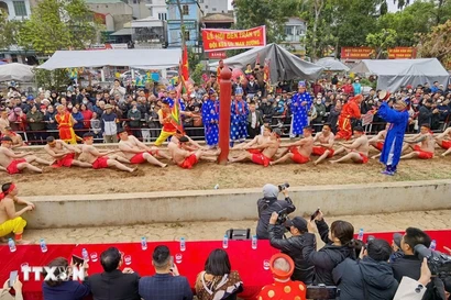 Les rituels et jeux de tir à la corde au temple Trân Vu, à Hanoi, attirent des foules. Photo : VNA