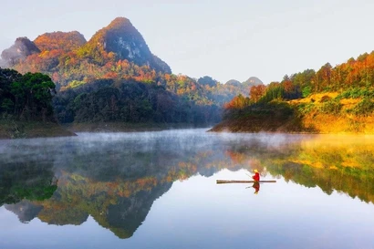 Niché au cœur des majestueuses montagnes et forêts de la province de Cao Bang (Nord), le lac Ban Viet apparaît comme un tableau vibrant, où la nature se pare de magniques couleurs de l’automne européen. Photos: VTC News, Dân Tri, The Saigon Times