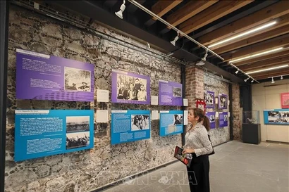 Une visiteuse à l’exposition de photos « Armée aux cheveux long» au Musée de la Femme du Mexique. Photo : VNA