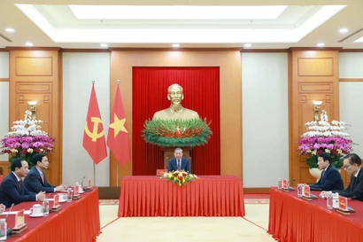 Le secrétaire général du Parti communite du Vietnam, Tô Lâm (centre) lors de son entretien téléphonique avec le président russe Vladimir Poutine. Photo: VNA