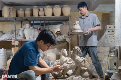 Pham Duc Dung est un potier qui se consacre à son art depuis 21 ans. Animé par sa passion pour la création de figurines inspirées de son animal du zodiaque préféré, et plus particulièrement pour l’Année du Ch(Binh Ngo), il a choisi l'image du cheval et appelle respectueusement ses créations «Monsieur Cheval». Photo : dantri.com.vn