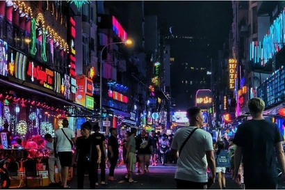 Des expositions d’art aux rues piétonnes, Hô Chi Minh-Ville s’illumine grâce au tourisme nocturne. Photo: thanhnien.vn