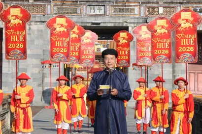 Le directeur du Centre de conservation des monuments de Huê, Hoàng Viêt Trung, s’exprime lors de la cérémonie. Photo : VNA