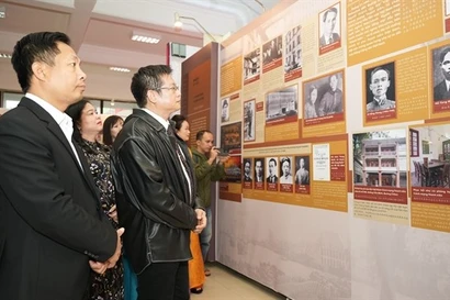 Des visiteurs voient des photos à l'exposition « Le chemin révolutionnaire du camarade Hô Chi Minh en Chine ». Photo: VNA