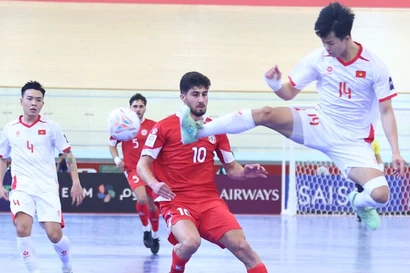 Le Vietnam (en blanc) s’est imposé 2-0 face au Liban lors du deuxième match du groupe B de la Coupe d’Asie de futsal AFC 2026, au Vélodrome de Jakarta, le 29 janvier. Photo : AFC