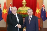Le secrétaire général du Parti communiste du Vietnam, Tô Lâm rencontre le président de la Chambre des représentants néo-zélandaise Gerry Brownlee à Hanoï. Photo : VNA