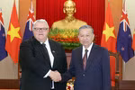 Le secrétaire général du Parti communiste du Vietnam, Tô Lâm rencontre le président de la Chambre des représentants néo-zélandaise Gerry Brownlee à Hanoï. Photo : VNA