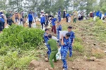 La province de Ha Tinh mobilise des centaines de personnes de l'armée, de la police, des garde-côtes.. pour renforcer d'urgence la digue de Hoi Thong. Photo : VNA