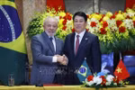 Le président Luong Cuong et le président Luiz Inácio Lula da Silva rencontre la presse à Hanoï. Photo : VNA